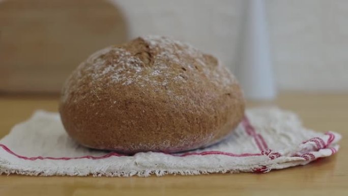 厨房桌子上有一个黑麦面包。