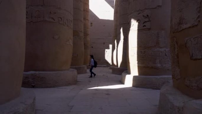 游客漫步在卡纳克神庙卢克索埃及的大柱子上进行比较