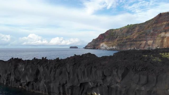 在亚速尔群岛Ponta Da Ferraria海岸线的火山岩上方飞行