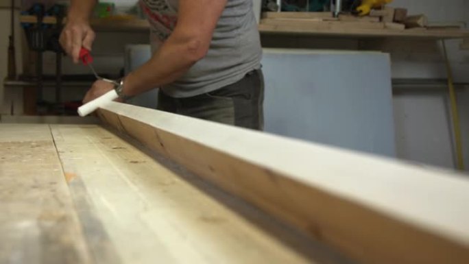 挪威木匠恢复了100岁的双门