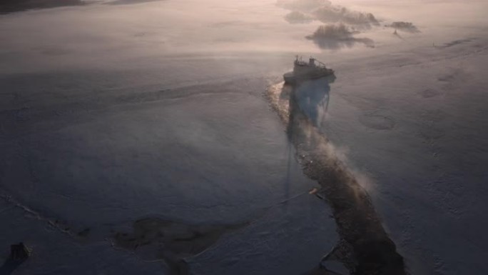 芬兰湾冰冻水域如画的景色。破冰船工程