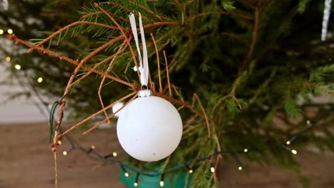 圣诞树摆设装饰挂在干树枝上，无针