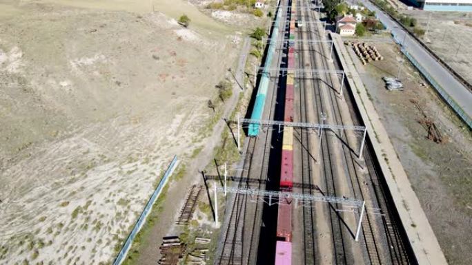 运输扁平钢铁的金属轨道上的火车货车的鸟瞰图