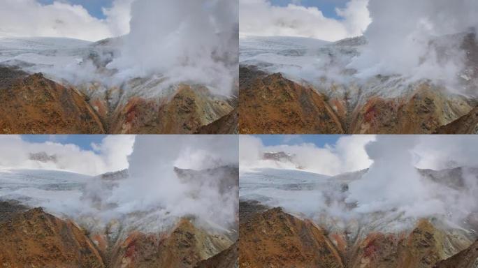 活跃的Mutnovsky火山火山口中的喷气孔