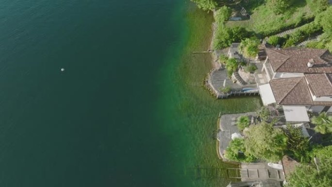 高山湖泊海岸线景观