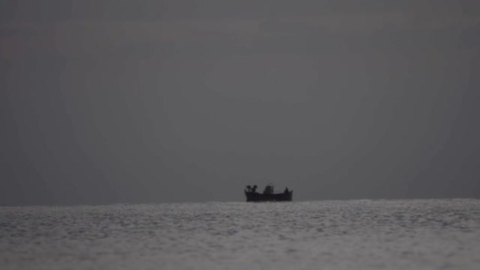 清晨乘船出海捕鱼的渔民