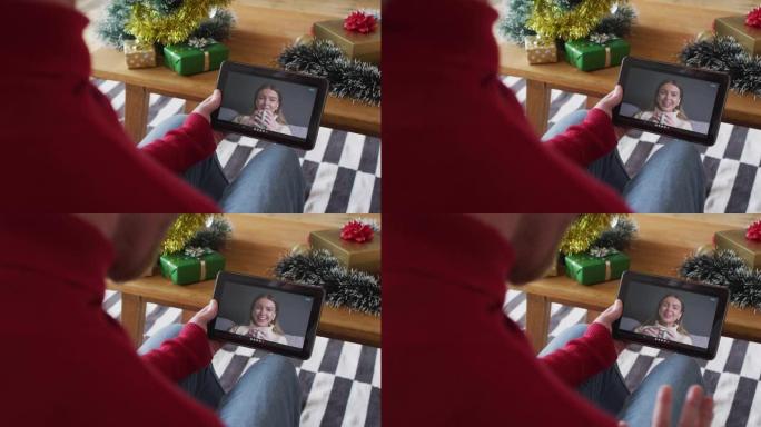 一名白化病男子挥舞着平板电脑，与屏幕上微笑的女子进行圣诞视频通话