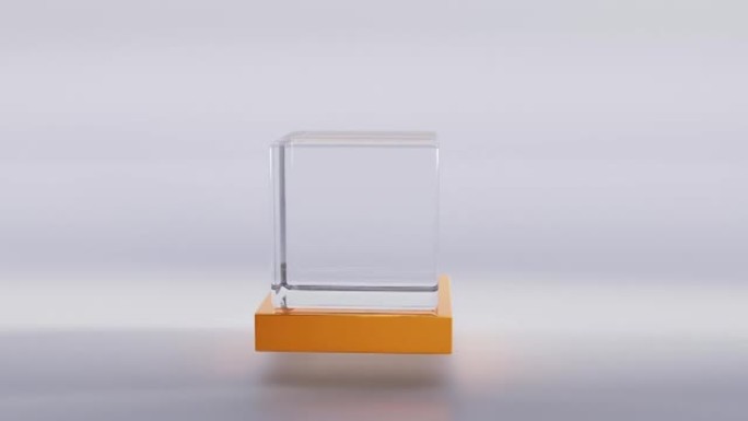 几何金色支架上的玻璃或塑料立方体。透明方盒的丙烯酸或有机玻璃，水晶块或水族馆在讲台上隔离在灰色背景。