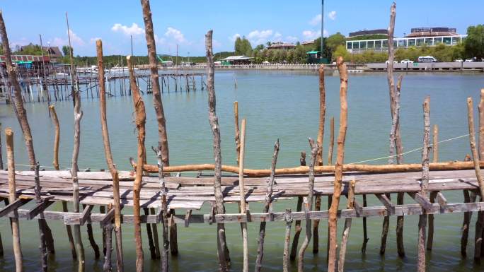 泰国当地渔民水上建筑木桥