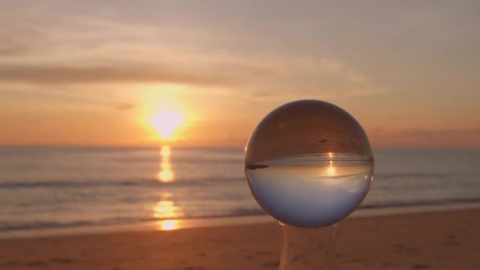 水晶球内日落时的大海和天空景色。
