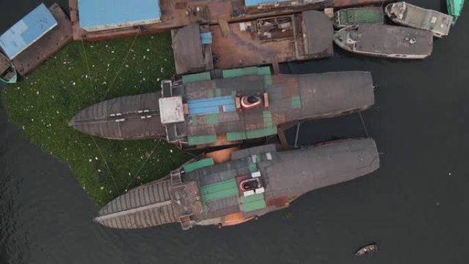 孟加拉国布里甘加河的古桨火箭蒸笼站。自上而下的无人机上升旋转射击。