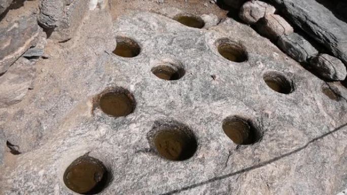 加工玉米的大石头上的古印度洞