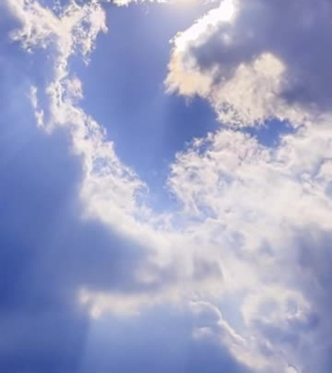 在移动的云孔中显示出太阳和虹彩云现象
