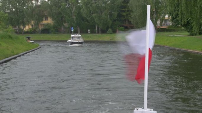 在内河航道巡航时，波兰船旗迎风飘扬