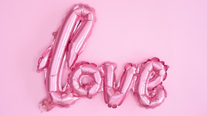 爱情气球出现在柔和的粉红色主题。单色情人节停止运动