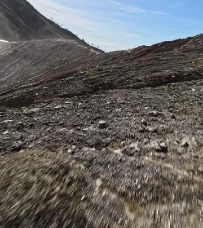 岛火山裂山石结构从山脊潜水到酸湖雾雾鸟瞰图