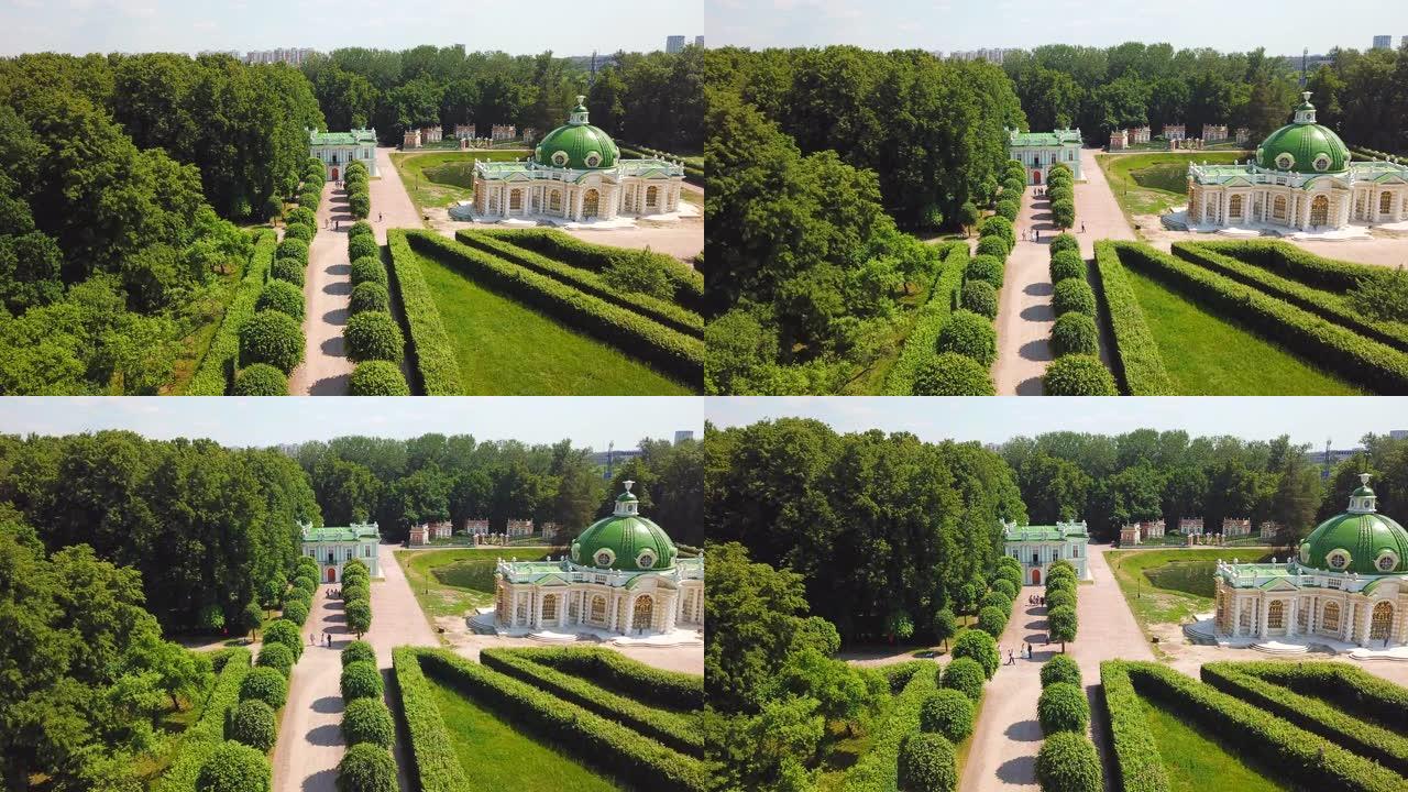 夏天有宫殿的公园小巷。创意。游客在宫殿公园散步的俯视图。阳光明媚的夏日，游客在宫殿的绿色公园