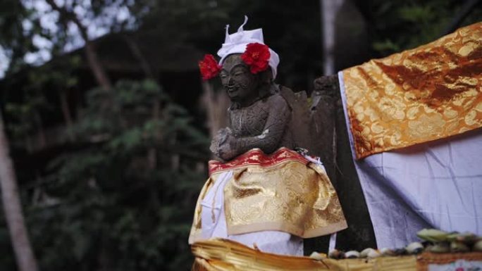 巴厘岛祭坛上装饰的神灵