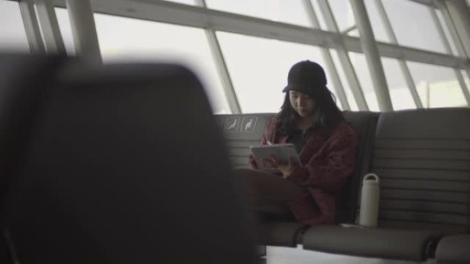 企业家在机场等候时使用平板电脑。