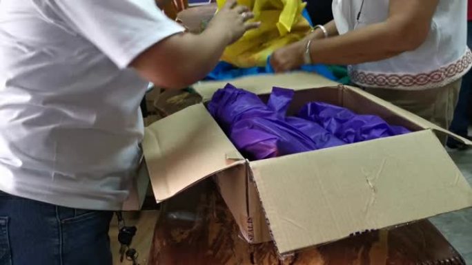 志愿者打包各种救济食品捐赠给有需要的贫困城市居民