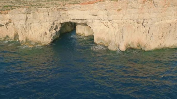 马耳他科米诺岛附近的蓝色潟湖