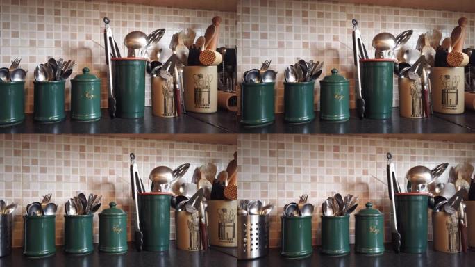 柜台上老式厨房用具和容器的特写
