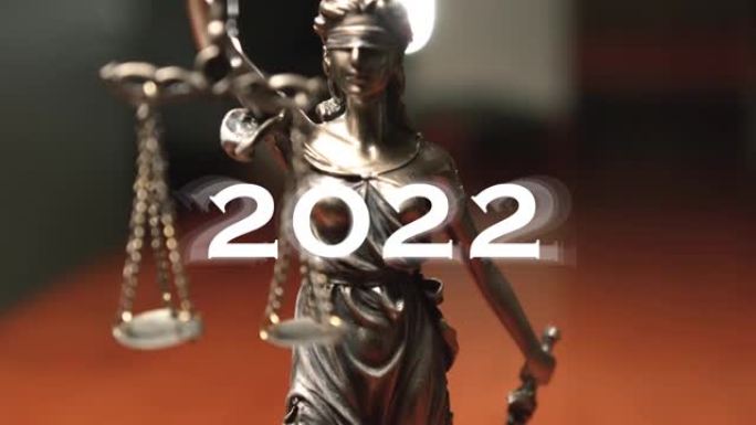 2022年律师办公室的正义女神雕像。2022年新年法概念