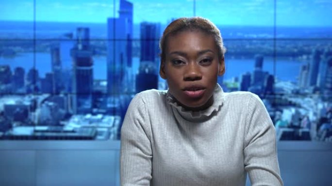 4k视频: 非洲女性新闻播音员在电视演播室阅读突发新闻-纽约