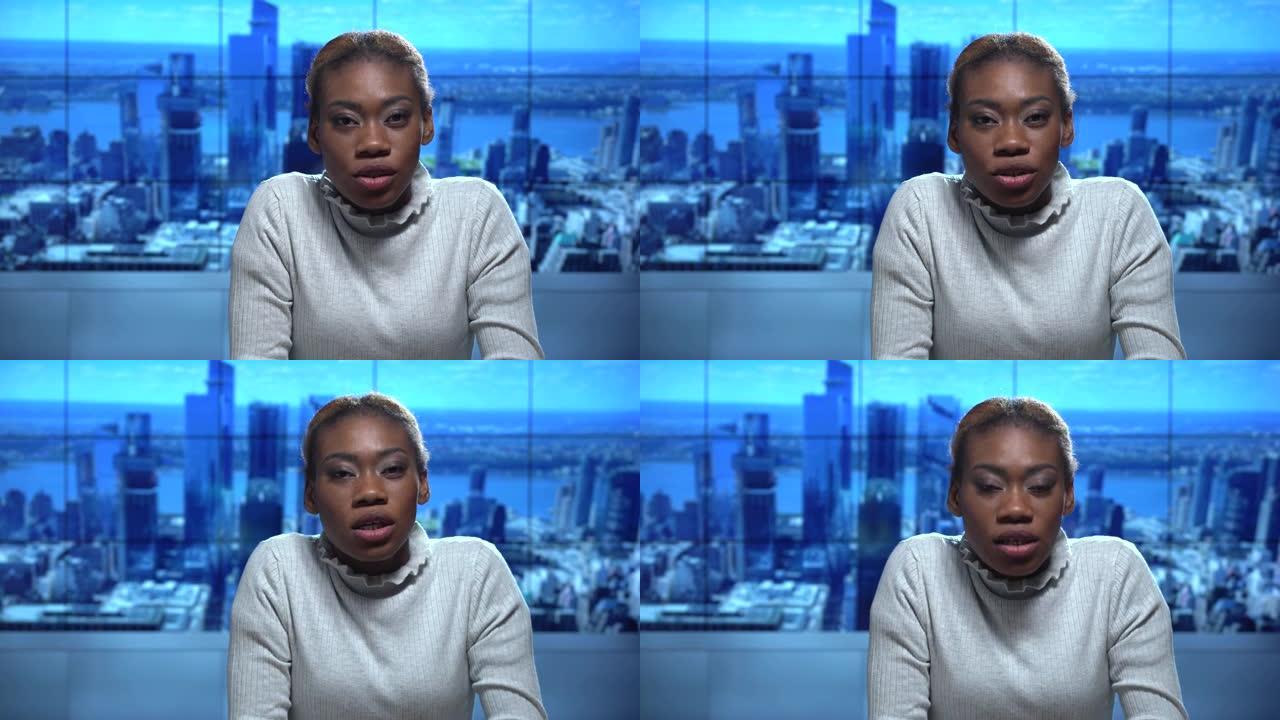 4k视频: 非洲女性新闻播音员在电视演播室阅读突发新闻-纽约