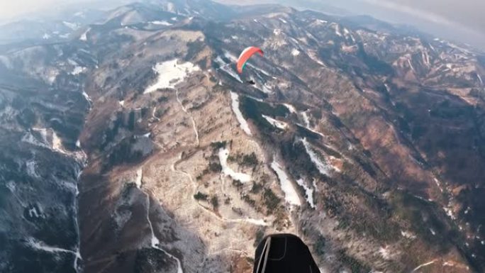 滑翔伞飞越冬季森林山脉自然，自由肾上腺素冒险