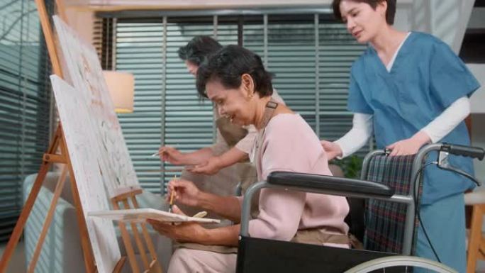 一群亚洲老年人喜欢在老年保健中心绘画