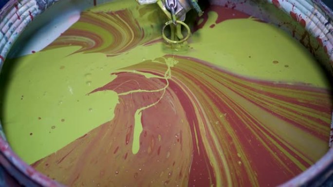 浇注油漆用于墙纸生产。