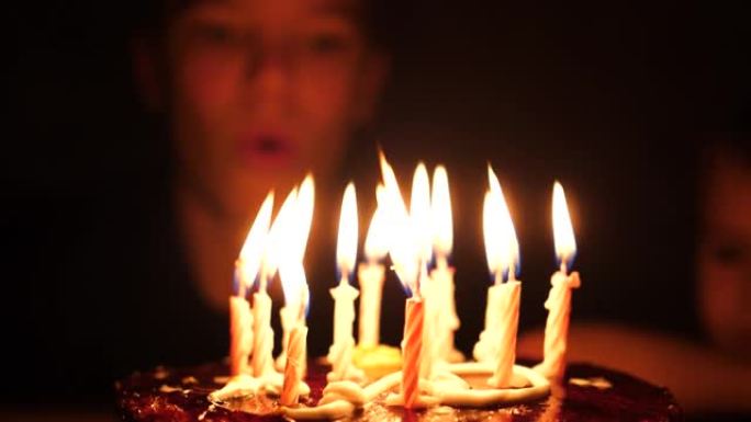一个孩子在你生日时吹灭蛋糕上的蜡烛。10年