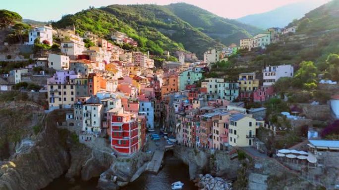 意大利利古里亚著名地标五渔村里奥马焦雷市的空中无人机日出场景。欧洲的旅游目的地。联合国教科文组织世界