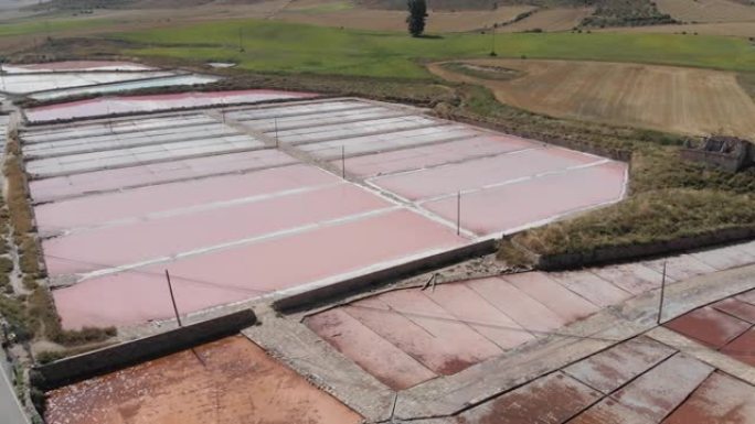 Salinas de Imon设施上的空中平移，在干燥池中具有强烈的色彩