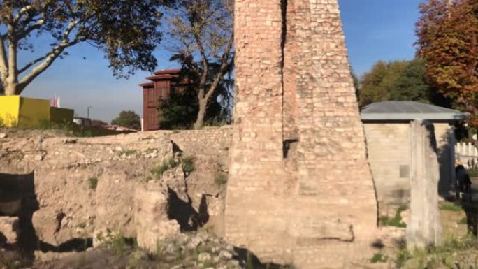蛇形柱-此铜柱，今天可以在狄奥多西的方尖碑和竞技场的围墙方尖碑之间看到，是为了纪念公元前479年的普
