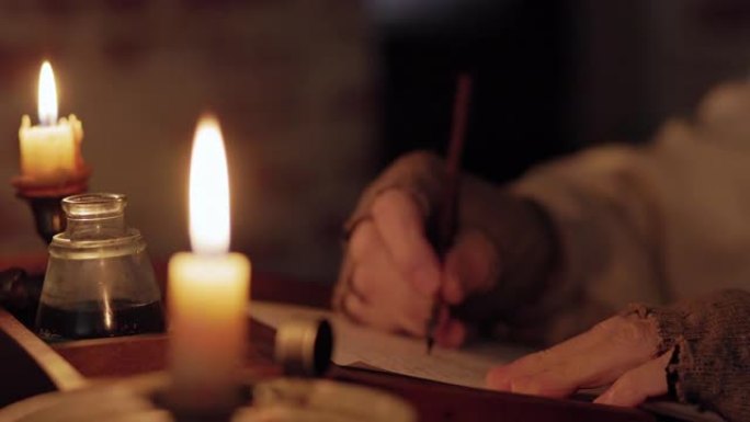 19世纪的人用蜡烛加热双手，并用蘸笔书写