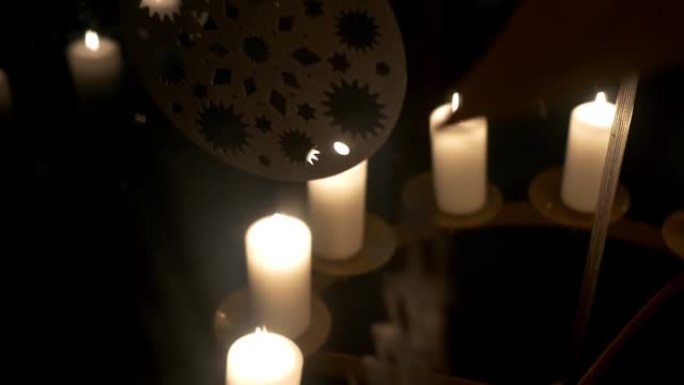 降临节白色蜡烛上的旋转装饰由胶合板制成，描绘天使或圣诞树11