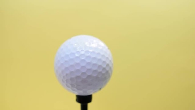 高尔夫球黄色背景