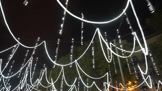 西班牙马德里市中心街道上的圣诞灯