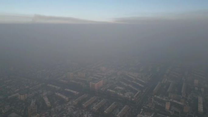 烟雾弥漫的污染城市的鸟瞰图