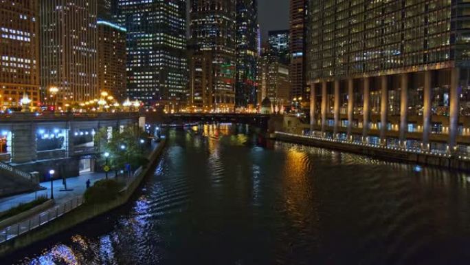芝加哥河流在夜间芝加哥河流在夜间