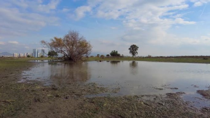 伊兹密尔Mavisehir草地中间的水坑过度流失
