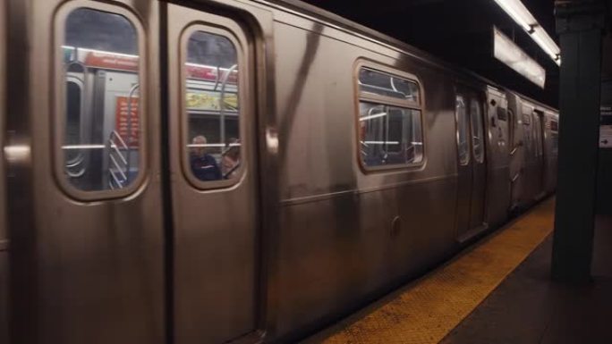 纽约市地铁列车在一站内行驶