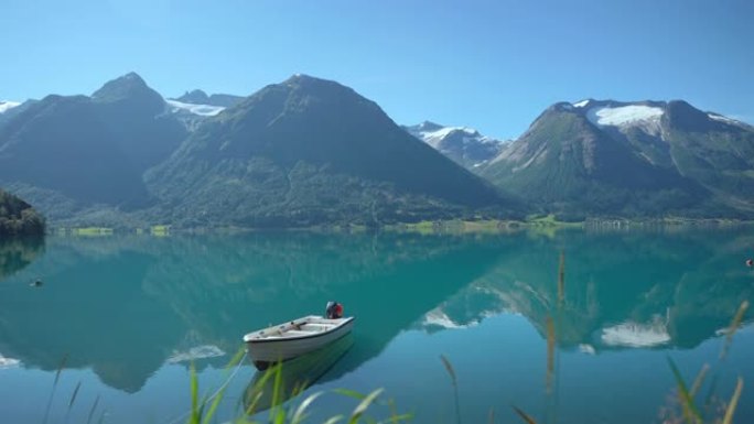 蓝色平静湖上的船的风景