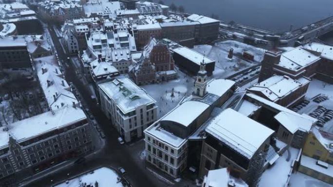 里加市阴天多雪的冬天。