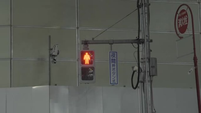 日本人行横道变成红色到绿色的夜晚
