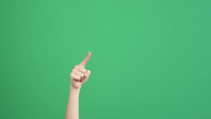 孩子的手指着某人或某物，数数并在绿屏色度键背景上显示两只手竖起大拇指。4k视频