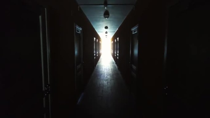 空的黑暗走廊和尽头的光线