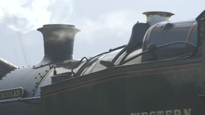蒸汽火车离开车站经过摄像机的电影经典镜头